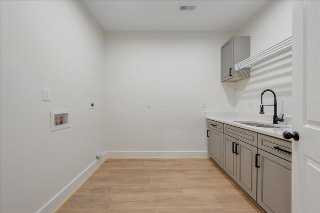273 Hammock Pointe DR, Moneta, VA 24121