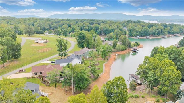273 Hammock Pointe DR, Moneta, VA 24121