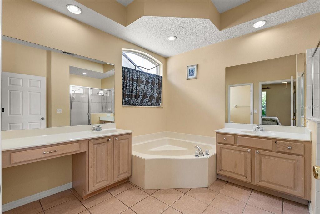 Image 14 of property listing at 3377 STERLING LAKE CIRCLE, Oviedo, FL 32765