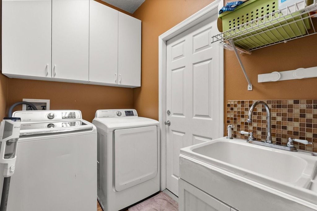 Image 25 of property listing at 3377 STERLING LAKE CIRCLE, Oviedo, FL 32765