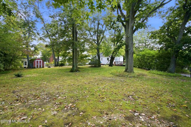 34 Hemlock Road, Howell, NJ 07731