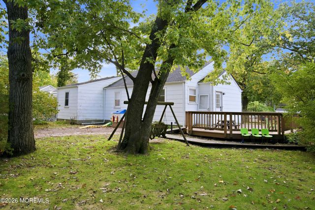 34 Hemlock Road, Howell, NJ 07731