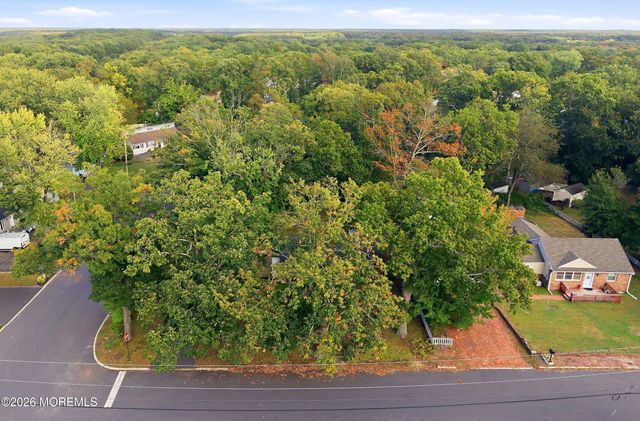 34 Hemlock Road, Howell, NJ 07731