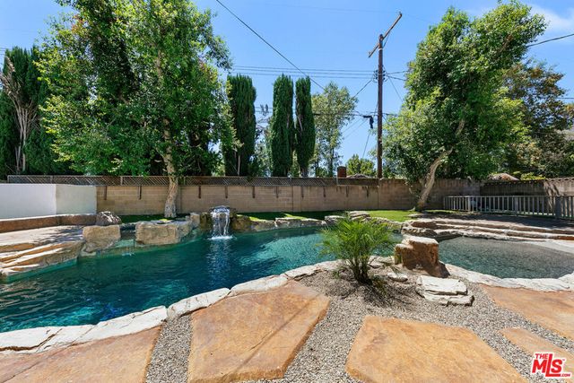22848 Cohasset Street, West Hills, CA 91307