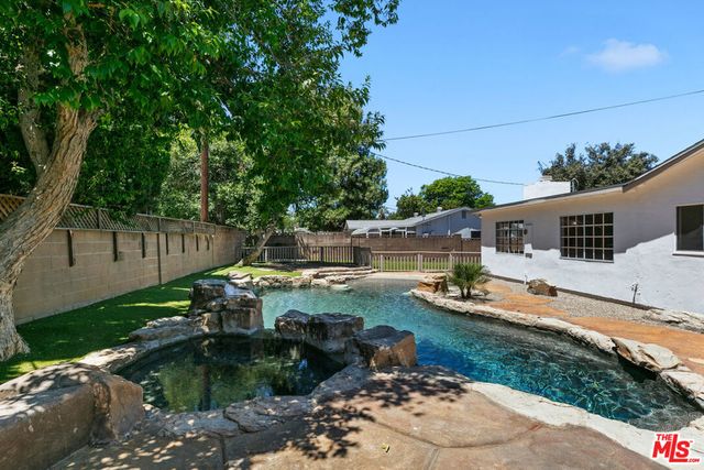 22848 Cohasset Street, West Hills, CA 91307