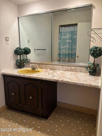 142 Cross Slope Court E, Manalapan, NJ 07726