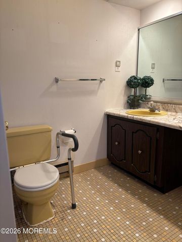 142 Cross Slope Court E, Manalapan, NJ 07726