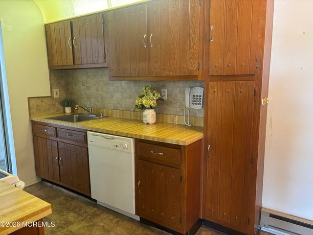 142 Cross Slope Court E, Manalapan, NJ 07726