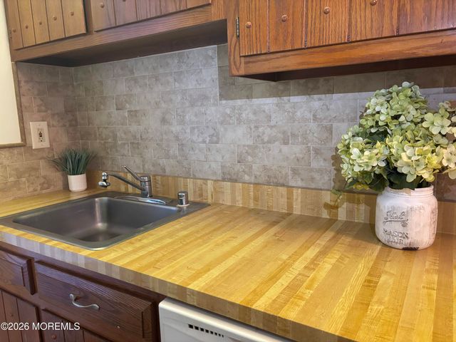 142 Cross Slope Court E, Manalapan, NJ 07726