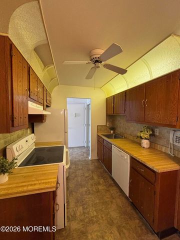 142 Cross Slope Court E, Manalapan, NJ 07726