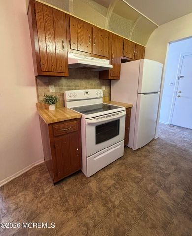 142 Cross Slope Court E, Manalapan, NJ 07726