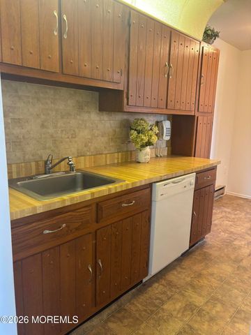 142 Cross Slope Court E, Manalapan, NJ 07726