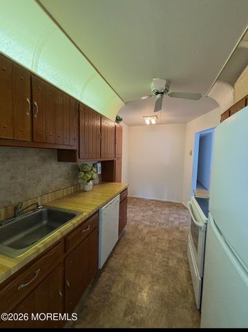 142 Cross Slope Court E, Manalapan, NJ 07726