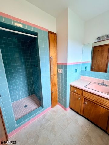 12 Raritan Ave, Raritan Twp., NJ 08822