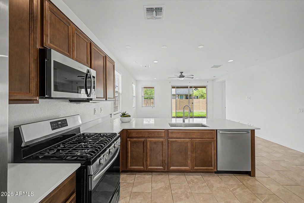 Image 10 of property listing at 12550 W MORTEN Avenue, Glendale, AZ 85307