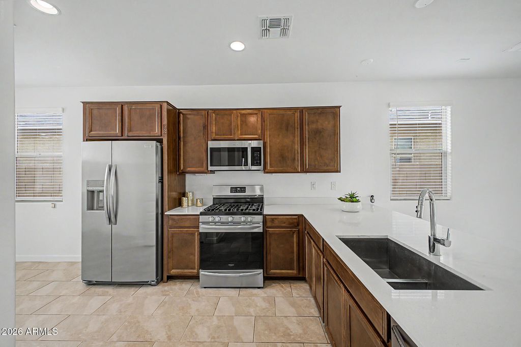 Image 3 of property listing at 12550 W MORTEN Avenue, Glendale, AZ 85307