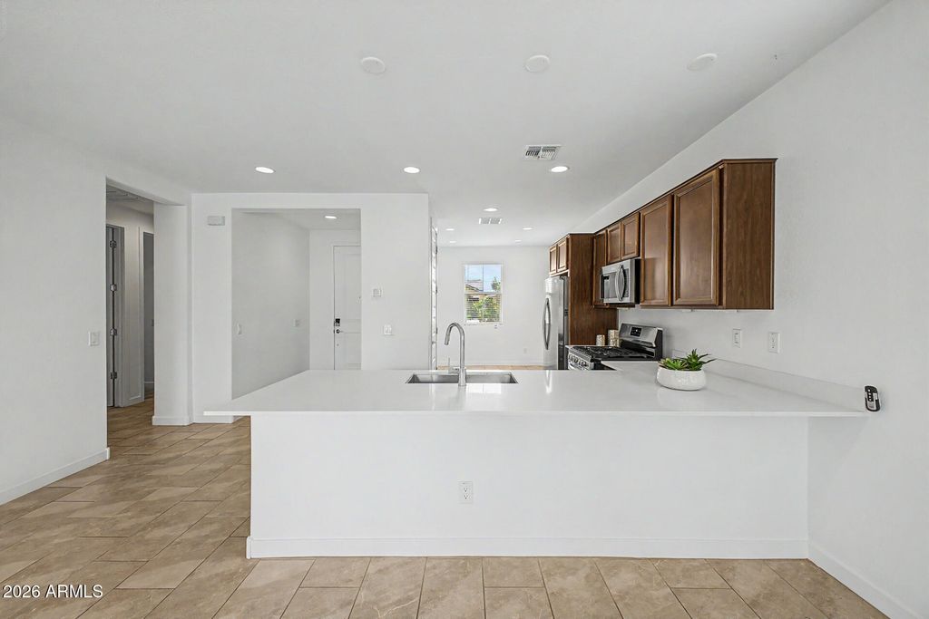 Image 5 of property listing at 12550 W MORTEN Avenue, Glendale, AZ 85307