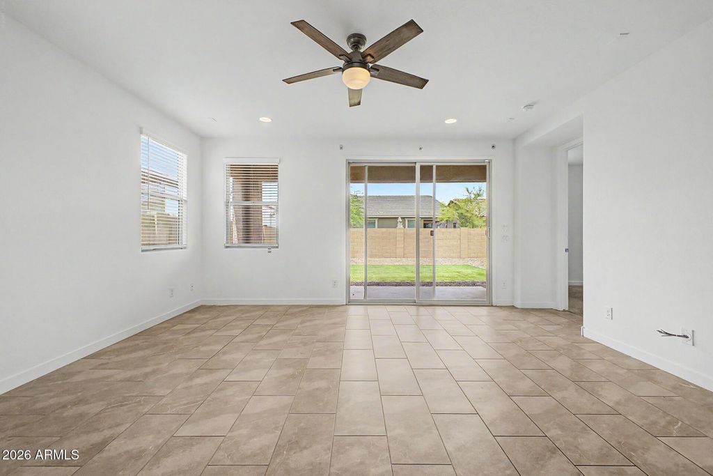 Image 6 of property listing at 12550 W MORTEN Avenue, Glendale, AZ 85307