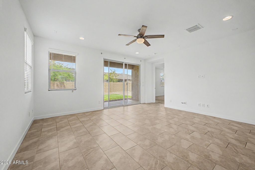 Image 7 of property listing at 12550 W MORTEN Avenue, Glendale, AZ 85307