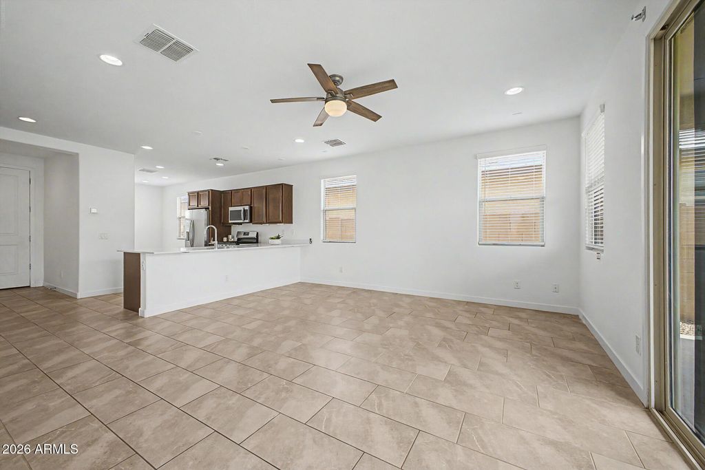 Image 8 of property listing at 12550 W MORTEN Avenue, Glendale, AZ 85307
