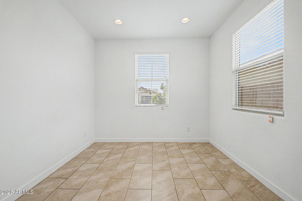 Image 9 of property listing at 12550 W MORTEN Avenue, Glendale, AZ 85307