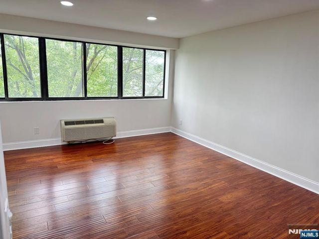 55 Clinton 502, Hackensack, NJ 07601