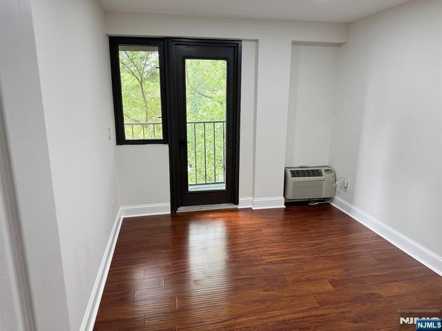 55 Clinton 502, Hackensack, NJ 07601