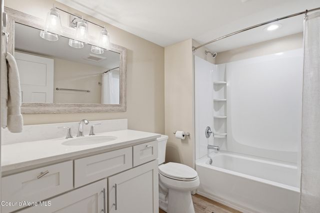 312 Ellisport St, Hope, ID 83836
