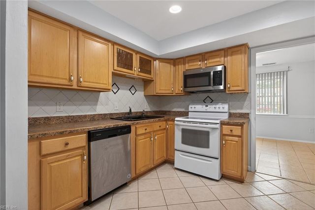 806 S Grosvenor CT, Virginia Beach, VA 23462