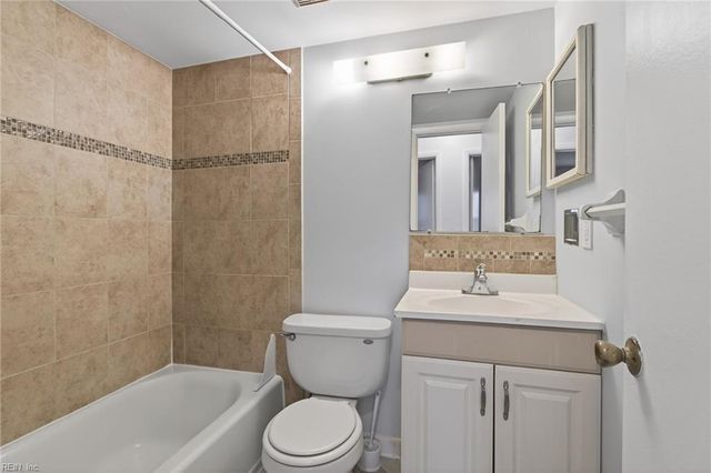 806 S Grosvenor CT, Virginia Beach, VA 23462