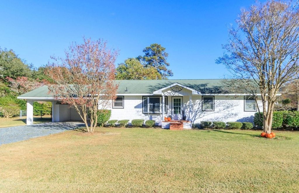 Image 1 of property listing at 953 1st St Lot 17-18, Manteo, NC 27954