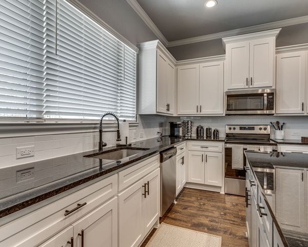 513 Dillon Street, Waxahachie, TX 75165