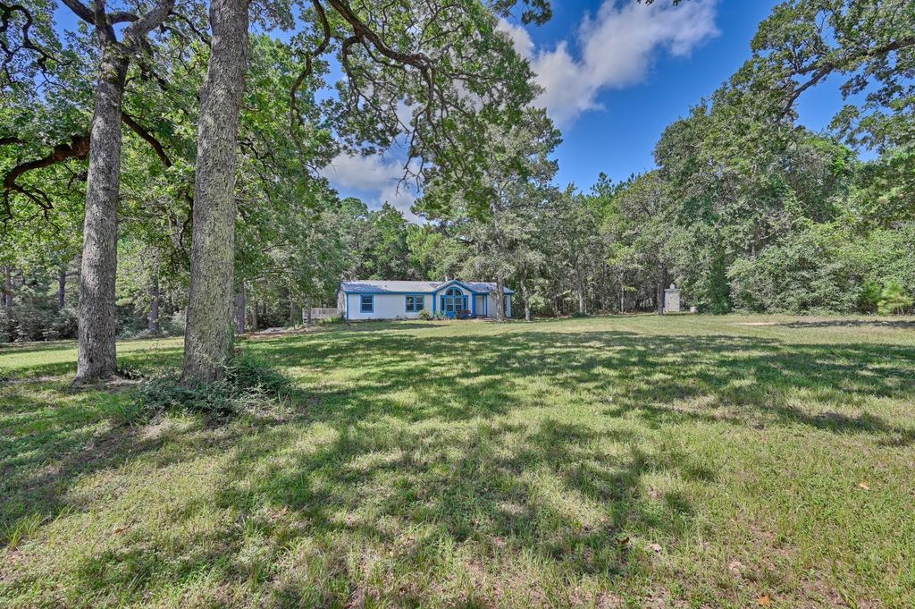 1040 Elm Crest, New Ulm, TX 78950