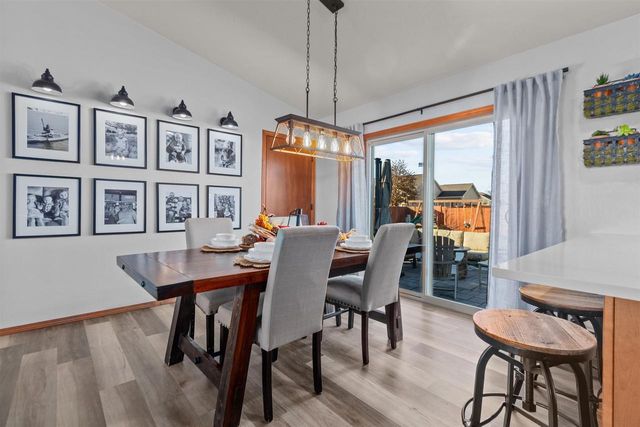 607 DEBRUIN ROAD, Combined Locks, WI 54113