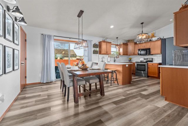 607 DEBRUIN ROAD, Combined Locks, WI 54113