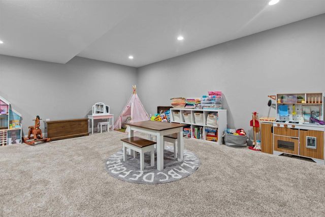 607 DEBRUIN ROAD, Combined Locks, WI 54113