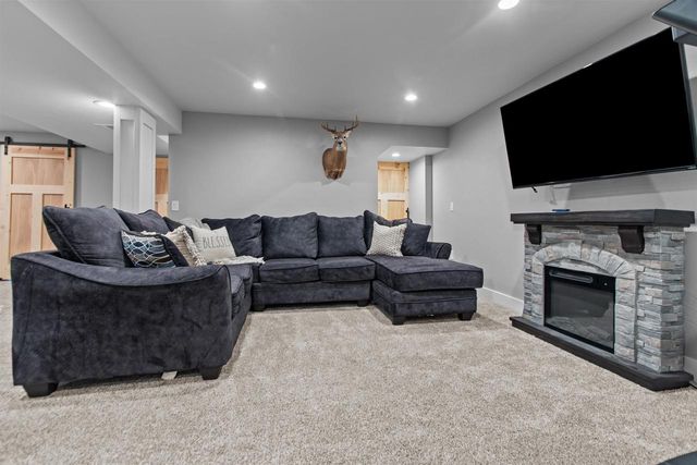 607 DEBRUIN ROAD, Combined Locks, WI 54113