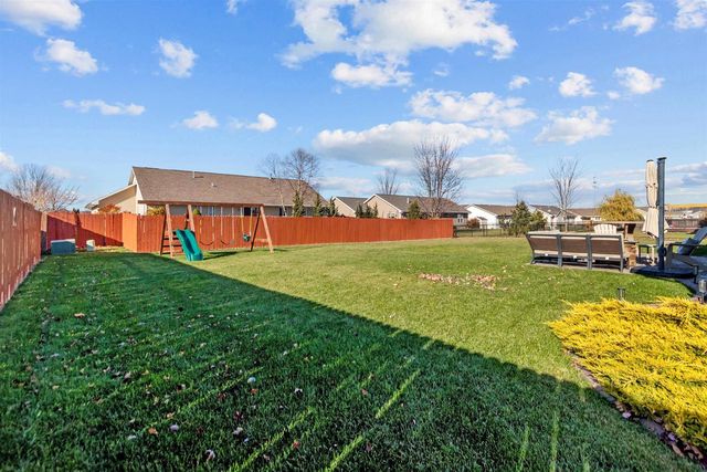 607 DEBRUIN ROAD, Combined Locks, WI 54113