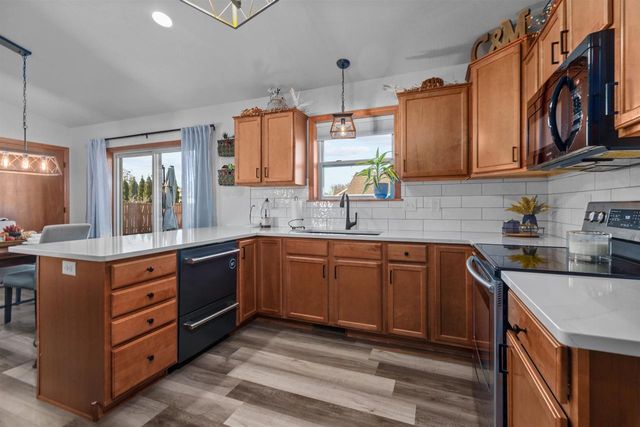 607 DEBRUIN ROAD, Combined Locks, WI 54113