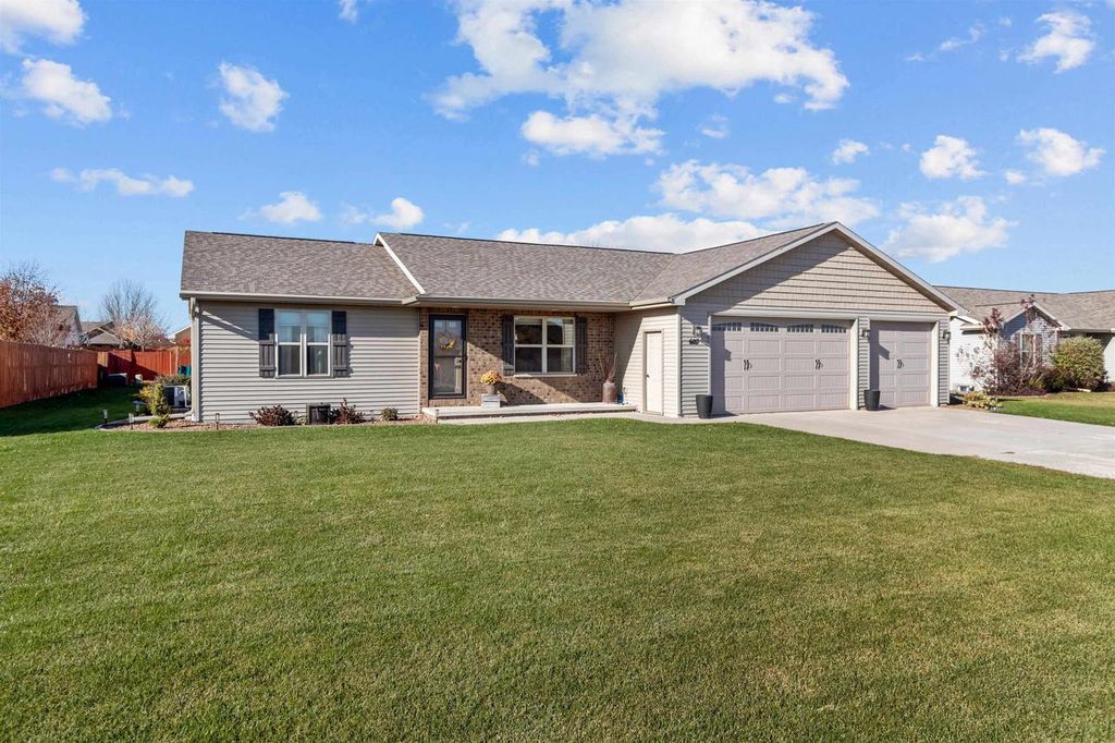 607 DEBRUIN ROAD, Combined Locks, WI 54113