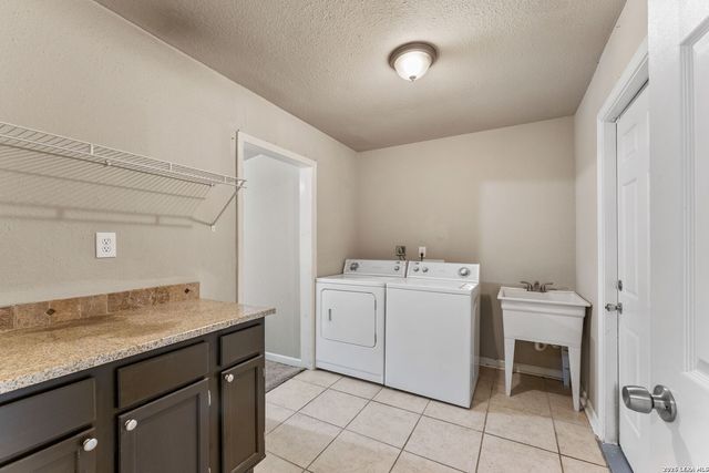 8326 Delphian Dr, Universal City, TX 78148