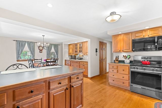 104 Arkansas Rd, Tewksbury, MA 01876