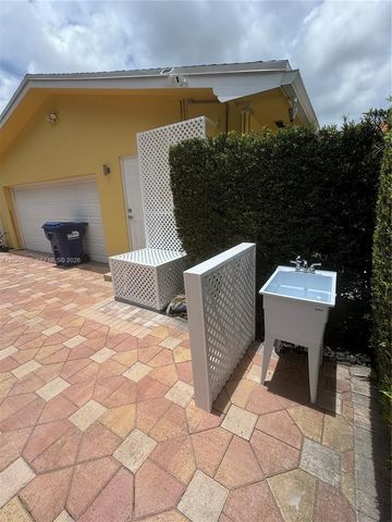 8605 SW 106th St B, Miami, FL 33156