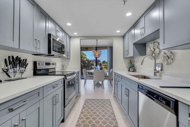 859 JEFFERY Street 306, Boca Raton, FL 33487