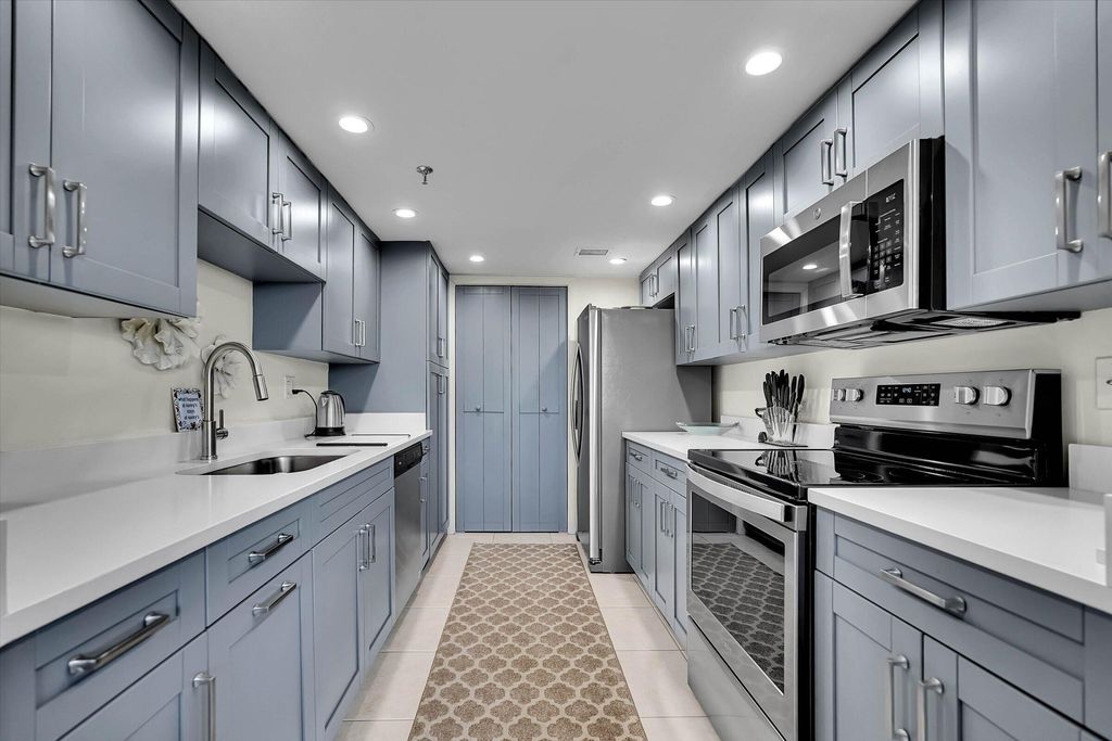 859 JEFFERY Street 306, Boca Raton, FL 33487