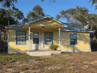 112 E Linden St, Rockport, TX 78382