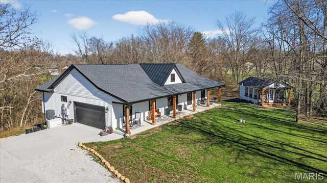 8104 Brickyard Hill Road, Worden, IL 62097