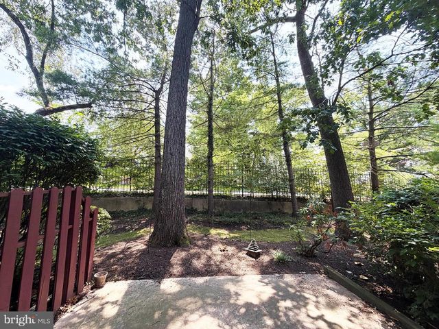 302 BRIGHTON CIR, Devon, PA 19333