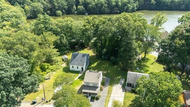 15 W Cedar Rd, Norfolk, MA 02056