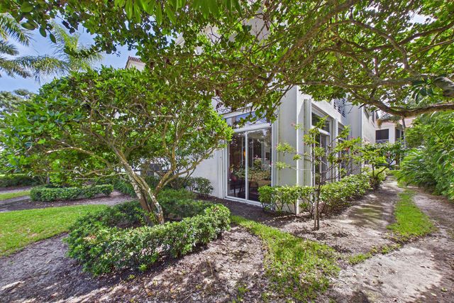 101 Palm Bay Circle B, Palm Beach Gardens, FL 33418